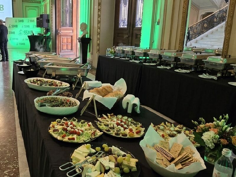 Catering pentru eveniment de gală — aranjament festiv Oala cu Bunătăți