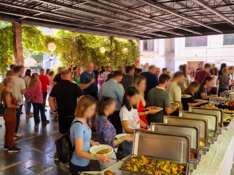 Catering pentru eveniment outdoor — bufet în aer liber