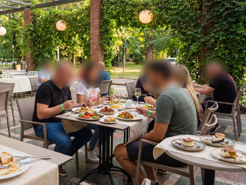 Invitați serviți la un eveniment outdoor cu catering