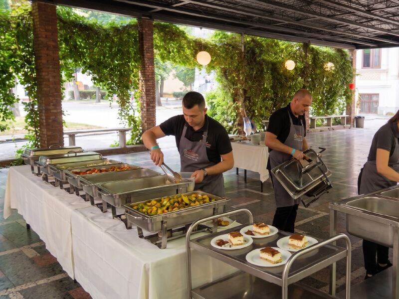 Masă de bufet la un eveniment organizat în aer liber