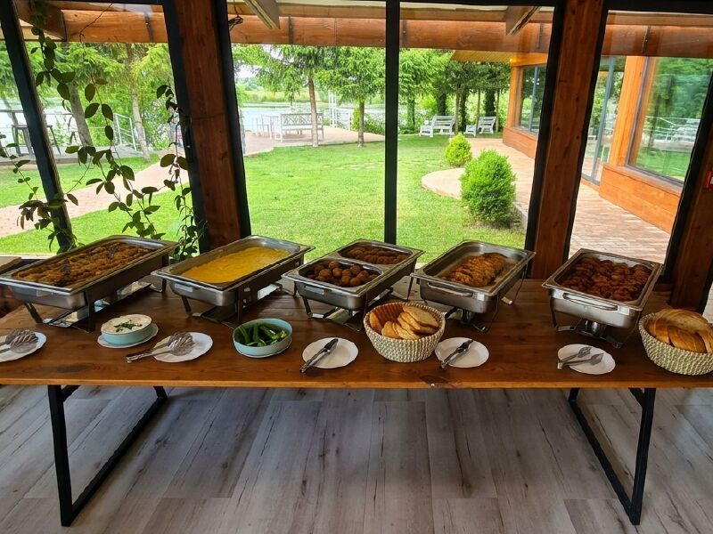Platouri cu aperitive pregătite pentru un eveniment