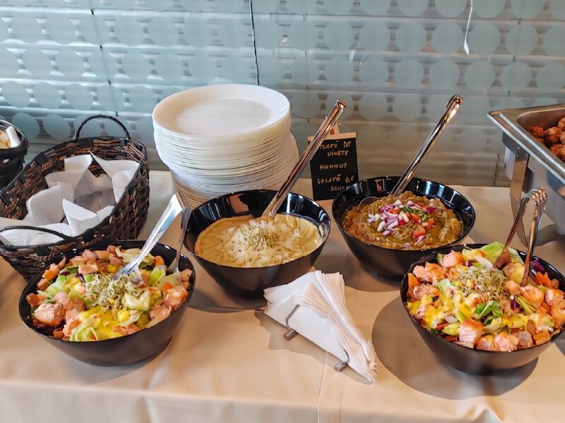Preparate calde servite la un eveniment cu catering